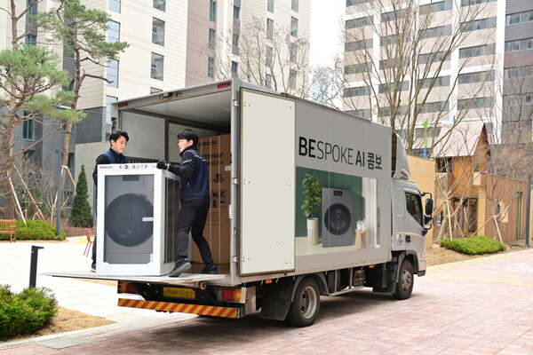 ▲ 흥행몰이에 성공한 올인원 세탁·건조기 ‘비스포크 AI 콤보’가 지난 4일부터 국내 소비자에게 순조롭게 배송되고 있다.