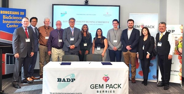 ▲ BADP KOREA는 5일(현지시간) 미국 최대의 딸기 및 베리류 생산 업체인 GEM-Pack Berries과 100% 생분해 시키는 미생물 효소 첨가제 기술로 만든 제품을 공동개발 해 사용하는 LOI(구매의향서)를 체결한 후 양사 관계자들이 기념촬영하고 있다(사진=BADP Korea 제공)