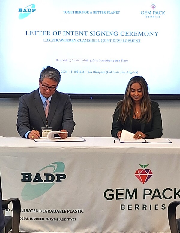 ▲(주)BADP KOREA 고신성 대표이사(사진 왼쪽)가 캘리포니아주 LA 현지에서 GEM-Pack 마두 경영부사장과 구매의향서를 서명하고 있다.(사진=BADP Korea 제공)