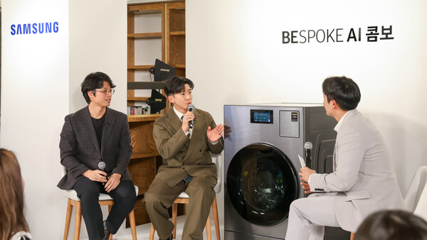 ▲ 삼성전자 직원과 ‘청소광’ 브라이언이 비스포크 AI 콤보 제품으로 토크쇼를 진행하고 있다.