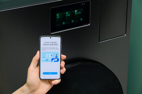 ▲ 삼성전자의 AI 기반 서비스 ‘HRM’을 이용해 ‘비스포크 AI 콤보’를 점검하는 모습