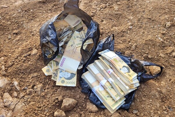 지난 2월 1일 수도권매립지 매립 현장에서 2,900만 원의 현금다발이 발견됐다. 매립 작업을 하던 작업자가 발견, 경찰에 신고하면서 주인을 빠르게 찾을 수 있었다.