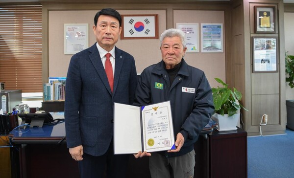 송병억 수도권매립지관리공사 사장이 인천서부경찰서의 감사장을 받은 박재근씨와 기념촬영을 하고 있다. 박 씨는 지난 2월 1일 수도권매립지에서 현금다발을 최초로 발견한 장본인이다.