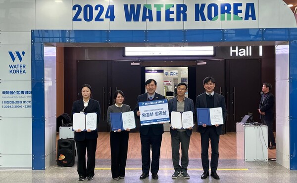  (좌측으로부터 김해시 이인혜 서기보, 인천환경공단 이현정 대리, 한국상하수도협회 진광현 상근부회장, 울산광역시 황성진 주사, 사천시 시설관리공단 홍광표 팀장)