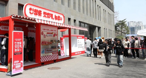 농심은 대학생들이 중간고사 스트레스를 날려버릴 수 있는 캠퍼스 팝업스토어를 오는 17일까지 전국 10개 대학에서 운영한다. 농심 캠퍼스 팝업스토어는 간식키트를 제공하고 게임, 포토존 등 다양한 즐길거리로 구성되어 있다. 사진은 지난 4월 2일, 학생들이 농심 팝업스토어를 즐기는 모습. 