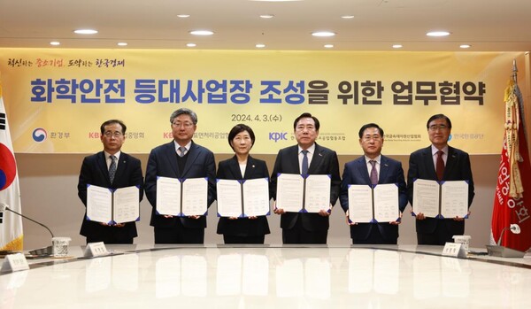 좌측부터 한국환경공단 환경안전지원단 유영권 단장, 한국금속재자원협회 박현철 회장, 환경부 한화진 장관, 중소기업중앙회 김기문 회장, 한국표면처리공업협동조합 박평재 이사장, 한국페인트잉크공업협동조합 조성기 전무이사가 업무협약식 후 기념 촬영을 하고 있다.