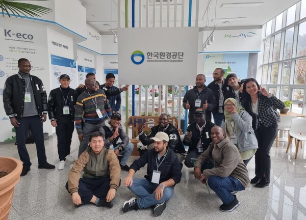 4일 충북 제천에 위치한 한국환경공단 인재개발원에서 ‘탄소중립 환경 캠프’에 참가한 연수생들이 기념촬영을 하고 있다.