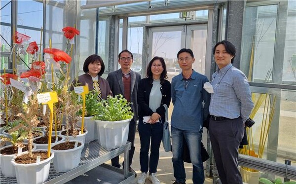 ▲(왼쪽부터)심지형 이엘엔아이 기술이사, 진중현 세종대학교 교수, 홍수영 국립농업과학원 연구관, 이근표 농촌진흥청 국제기술협력국 연구관, 김경도 명지대학교 교수 
