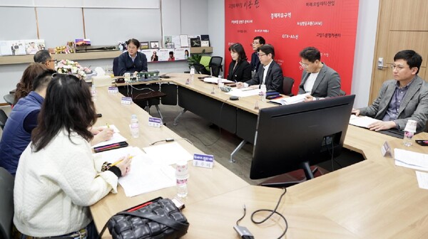  (사진=직소민원의 날 통해 시민들과 소통하고 있다)