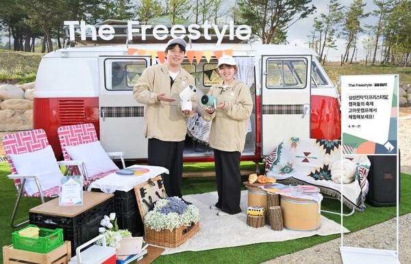 ▲ 삼성전자 프로모터가 미니 버스 포토존에서 포터블 스크린 ‘더 프리스타일 2세대’를 소개하고 있다.
