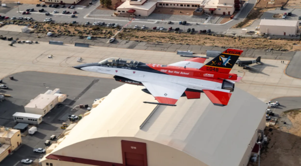 (사진=공군 Ethan Wagner) X-62 VISTA가 2023년 3월 23일 캘리포니아 에드워즈 공군 기지 상공을 비행하고 있다.