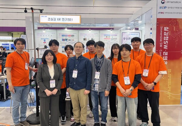 최수미(앞줄 왼쪽에서 첫 번째) 세종대 초실감XR연구센터장과 참여교수, 연구원들이 기념촬영을 하고 있다.