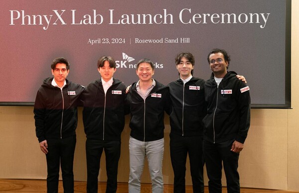  SK네트웍스가 미국 캘리포니아주 실리콘밸리 로즈우드 샌드힐 호텔에서 AI 기술 개발 조직인 피닉스 랩(PhnyX Lab) 출범 기념식을 개최했다. 최성환 SK네트웍스 사업총괄 사장(가운데)과 피닉스 랩 구성원들의 모습.