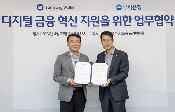 삼성전자와 우리은행이 지난 23일 서울 중구 우리은행 본사에서 ‘디지털 금융 혁신 지원’을 위한 업무협약을 체결했다. 양사는 향후 ▲우리은행 주거래 대학 학생증 ‘삼성월렛’ 지원 ▲디지털 월렛 서비스 연계 금융 상품 개발 ▲미래형 금융 서비스 개발 등에 협력할 예정이다. (왼쪽부터) 체결식에 참석한 삼성전자 MX사업부 디지털월렛팀장 채원철 부사장과 우리은행 김범석 국내영업부문장이 기념사진을 촬영하고 있다.