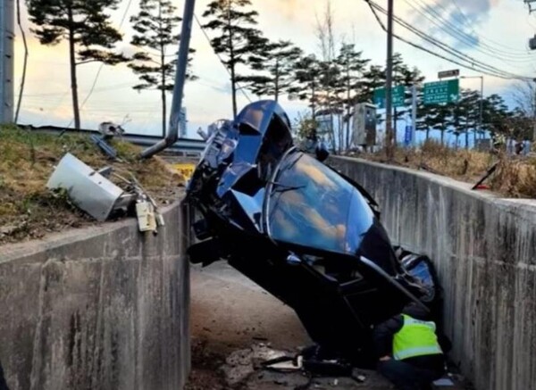 ​​지난 4월19일 강원 강릉의 한 도로에서 2022년 발생한 급발진 의심사고에 대한 재연 실험이 이뤄졌다. 실험을 요청한 이들은 해당 교통사고 희생자인 열두 살 이도현군의 할머니와 가족들이다.(사진=유튜브 '한문철tv' 갈무리)