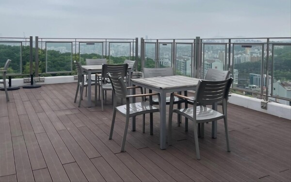  GS건설이 시공한 서울 서초구의 한 아파트에 KS 마크를 위조한 중국산 유리들이 스카이라운지와 옥상, 베란다, 연회장 등에 대거 설치된 것으로 확인됐다. 사진은 정품과 가품 유리들이 뒤섞여 시공된 스카이라운지 모습. (사진=연합뉴스)