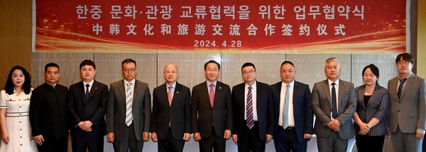 (사진) 왼쪽부터 산시성해외여유유한공사 겅홍옌(耿红艳) 대표, 시안시롄후취무술협회 가오졘우(高建武) 주석, ㈜한국창성문화교류 박치량 대표, 산시성시안신용협회 순쯔양(孙子洋) 회장, 인천관광공사 백현 사장, 인천광역시 유정복 시장, 시안시문화여유국 장성리(张胜利) 부국장, 선위신에너지과학기술 왕강(王刚) 총경리, 신화한국여행사 이학량 이사, 시안시문화여유국 장루이(张蕊) 부처장, 산시중국여행사 장창국(张昌国) 대표