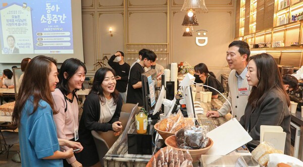 정재훈 동아쏘시오홀딩스 사장(오른쪽)이 사내 카페 디에이원에서 그룹사 직원들로부터 주문을 받고 있다.