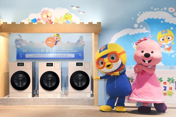 ▲ 뽀로로테마파크 월미도점에서 뽀로로, 루피 캐릭터가 삼성전자 ‘비스포크 AI 콤보’ 체험 공간을 소개하고 있다.