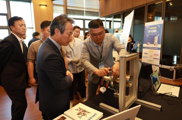 안병옥 한국환경공단 이사장이 2일 서울 LW컨벤션센터에서 개최된 ‘2024년 K-eco 상생협력 우수과제 경진대회’에서 수상작을 살펴보고 있다.