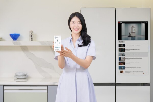 ▲삼성전자 모델이 삼성전자 수원 디지털시티에서 스마트싱스 ‘스마트 포워드’를 소개하고 있는 모습