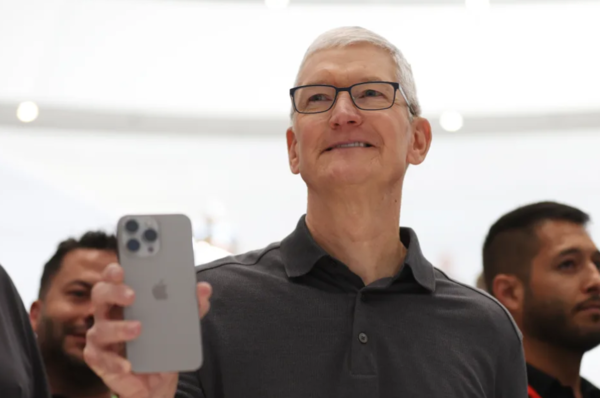 (사진=게티이미지) 2023년 9월 12일 캘리포니아 쿠퍼티노에서 열린 애플 행사에서 아이폰 15 프로를 들고 있는 애플 CEO 팀 쿡