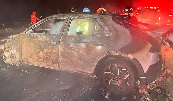 5일 오후 9시 48분쯤 강화군 하점면의 한 도로를 달리던 전기차에서 화재가 발생했다. 현장에 출동한 소방관들이 불을 끄고 있다. (사진=인천소방본부 제공)