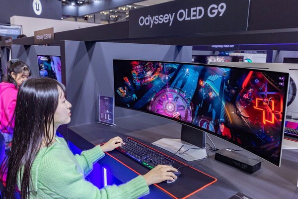 ▲ 삼성전자 모델이 지스타 2023 오디세이 체험존에서 ‘OLED G9’을 소개하고 있다.