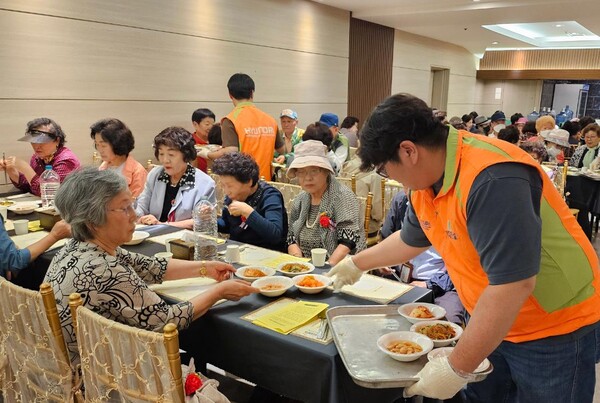 현대건설, 종로구 경로잔치 봉사 현장