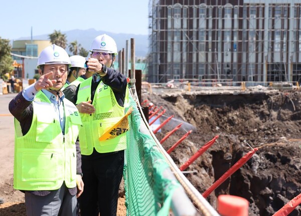 (사진=16일 안병옥 한국환경공단 이사장(맨 앞)은 ‘제주공공하수처리시설 현대화사업’ 건설현장을 방문하여 안전관리 실태와 위험 유발요인 등을 점검했다.)