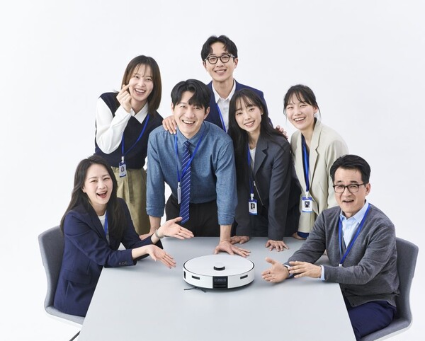 ▲ 펀딩 참여자 지인이 ‘세상 모든. 축하의 순간엔 기프트 펀딩(Gift Funding)’ 캠페인에 참여해 ‘비스포크 AI 스팀’을 선물하고 있다.