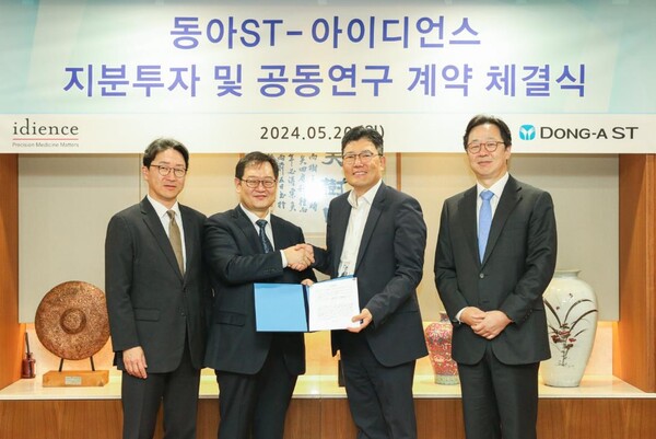 동아에스티, 아이디언스 전략적 지분투자 및 공동개발 계약 체결식에서 (사진 왼쪽에서부터) 일동제약 최고경영책임자 이재준 사장, 아이디언스 대표이사 이원식 사장, 동아에스티 R&D총괄 박재홍 사장, 동아에스티 대표이사 김민영 사장이 기념사진을 촬영하고 있다.