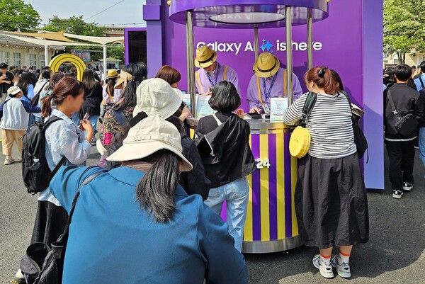 ▲ 에버랜드에 마련된 ‘갤럭시 스튜디오 Photo’에서 방문객들이 ‘갤럭시 S24 시리즈’를 무료로 대여해주는 ‘갤럭시 To Go’ 서비스를 이용하고 있다.