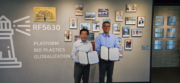 ▲BADP코리아 고신성 대표(오른쪽)와 ㈜R&F케미칼 박동일 대표가  미생물을 활용한 석유화학 플라스틱의 생분해 기술력을 끌어올리기 위한 체계 강화와 국제사회에서 요구하는 유엔의 플라스틱 전(全) 생애주기 실현을 위한 협약(MOU)를 체결하고 기념촬영하고 있다. 