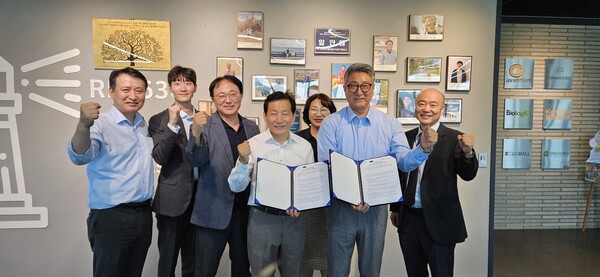 ▲ BADP 코리아와 R&F 케미칼이 플라스틱 전생애주기 실현을 위한 업무협약을 체결한 후 양사 관계자들이 기념촬영하고 있다.