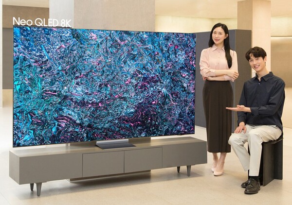 ▲ 삼성전자 모델이 역대급 성능의 ‘3세대 AI 8K 프로세서’를 탑재한 2024년형 Neo QLED 8K TV 신제품을 소개하고 있다.