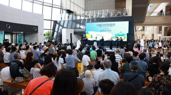 ▲농심 ‘신나는 심포니’가 2023년 7월 29일, 서울 국립중앙박물관에서 오케스트라 공연을 하고 있다.