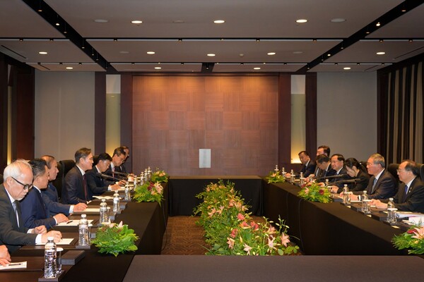 ▲ 26일 서울 신라호텔에서 이재용 삼성전자 회장과 리창 중국 총리(맨 오른쪽에서 두번째) 일행이 면담하는 모습