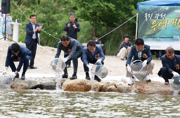 ▲27일 안병옥 한국환경공단 이사장(왼쪽 세번째)은 손병복 울진군수(왼쪽 네번째) 등과 ‘울진 광천 수생태계 연속성 회복사업’ 은어 방류행사에 참석했다.