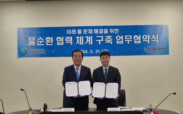 ▲한국환경공단과 한국물순환협회는 31일 ‘물순환 협력 체계 구축’을 위한 업무협약을 체결하였다. 왼쪽부터 하승재 한국물순환협회 협회장와 백선재 한국환경공단 물환경이사.