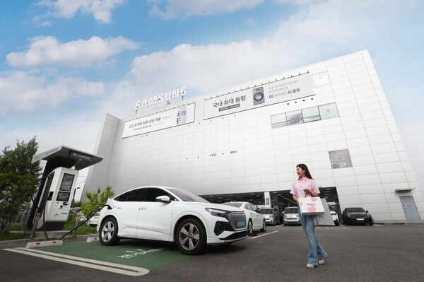 ▲삼성스토어 모델이 삼성스토어 김포본에 설치된 전기차 충전소를 소개하고 있는 모습