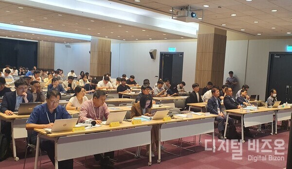  ‘제45회 국제환경산업기술·그린에너지전(엔벡스 2024)가 3일 개막식을 갖고 5일까지의 일정에 돌입했다.환경보건뉴스(발행인 김병오)가 3일 서울 삼성동 코엑스 컨퍼런스룸 308호에서 개최한 ‘2024년 유해화학물질 안전관리 정책 및 기술·장비 설명회’ 장면