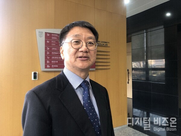 ▲ 채영근( 蔡永根 / CHAE YOUNGGEUN ) 제34대 한국환경법학회장은 고려대학교 법학과를 거쳐 미국 University of Wisconsin – Madison에서 석사와 박사학위를 취득했다. 2001년 한국항공대학교 전임강사와 조교수를 거쳐 2005년부터 인하대학교 법학전문대학원 교수로 재직하고 있다.