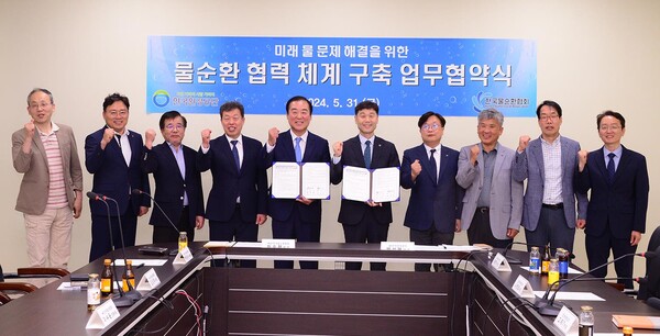 ▲ 31일 한국환경공단과 한국물순환협회는 인천 본사 비점오염저감시설 성능검사센터 회의실에서 '미래 물문제해결을 위한 물순환 협력 체계구축을 위한 업무 협약을 체결했다. 협약 체결에 참여한 하승재 물순환협회 하승재 회징(왼쪽)과 백선재 환경공단 물환경이사가 기념촬영하고 있다.