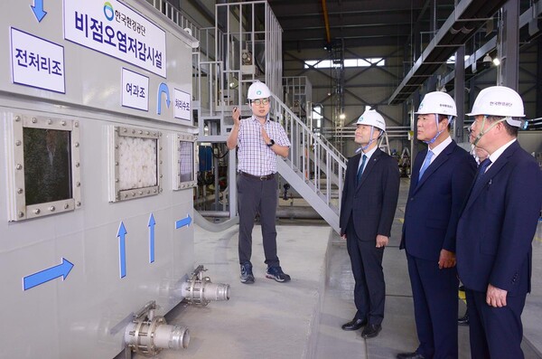 ▲ 31일 환경공단 인천 본사 비점오염저감시설 성능검사센터 회의실에서 '미래 물문제해결을 위한 물순환 협력 체계구축을 위한 업무 협약에 참여한 하승재 회장등이 비점오염저감시설 모형을 통해 관계자의 설명을 청취하고 있다. 