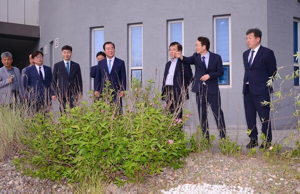 ▲ 31일 환경공단 인천 본사 비점오염저감시설 성능검사센터 회의실에서 '미래 물문제해결을 위한 물순환 협력 체계구축을 위한 업무 협약에 참여한 관계자들이 LID시설을 둘러보고 있다.