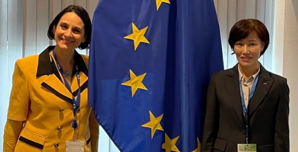 ▲ 구자영 한국수자원공사 기획부문장(오른쪽)이 5월29일(현지시각) 벨기에 브뤼셀에서 열린 ‘유럽연합 그린 위크 2024(EU Green Week 2024)’에서 벨로니카 맨프레디 EU 물관리 담당 국장(왼쪽)을 만나 기념촬영을 하고 있다. 