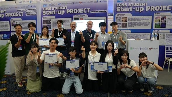 사진: 중앙대학교 가상융합대학 위정현 학장(뒷줄 좌에서 다섯 번째)과 중앙대학교 실감미디어혁신융합대학사업단 이호진 산학협력중점교수(여섯번째)는 성공적인 행사를 마치고 참여학생들과 함께 포즈를 취하고 있다. 이번에 참여한 7개 대학교 학생들은 행사 운영사 측으로 부터 Certificate를 수여 받았다.  /출처: 중앙대학교 실감미디어혁신융합대학사업단