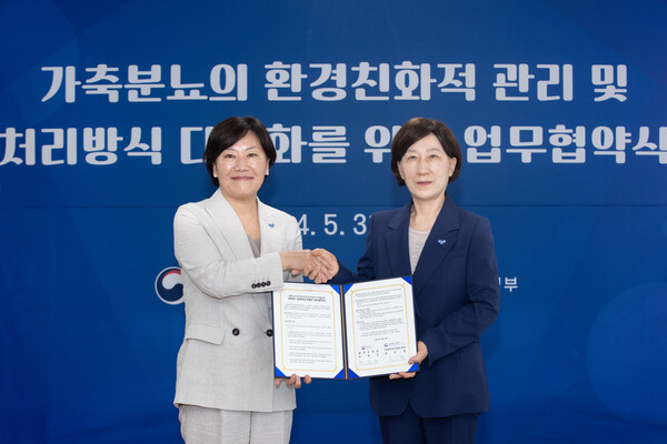 ▲송미령 농식품부장관(왼쪽)과 한화진 환경부 장관은 31일 충남 논산 계룡축협자연순환농업센터에서 가축분뇨의 환경 친화적 관리 및 처리방식 다양화를 위한 업무 협약을 체결한 후 악수하고 있다.(사진=환경부)