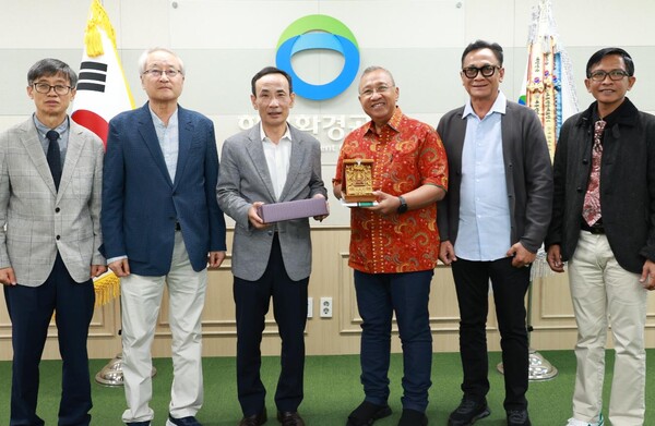 정재웅 한국환경공단 자원순환이사(왼쪽 세 번째)와 바둥시 의회 푸투파르와타 의장(왼쪽 네 번째)등 관계자들이 기념촬영을 하고 있다.
